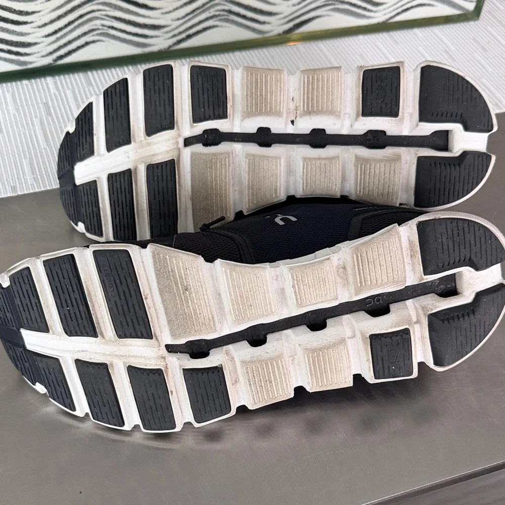 On cloud Running womens Black and White Athletic Shoes 10/42 - Picture 4 of 8
